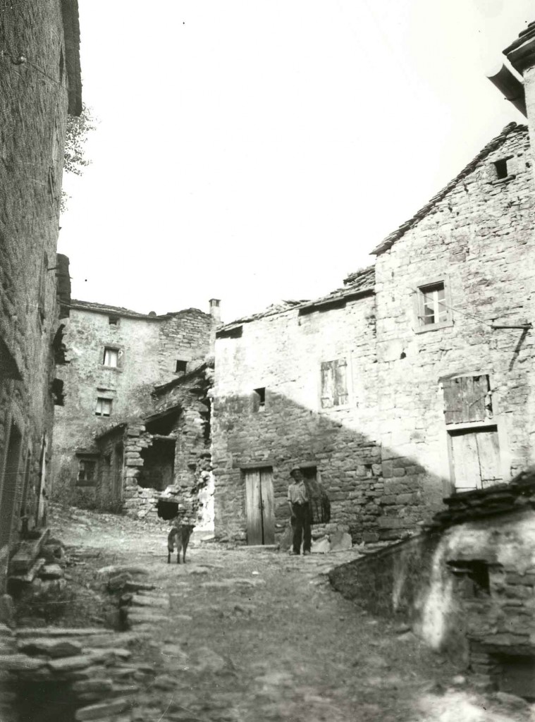 Foto 5. Borgo dell’Appennino bolognese, anni Sessanta del XX secolo. Fonte: Archivio fotografico Consorzio della Bonifica Renana, Bologna.