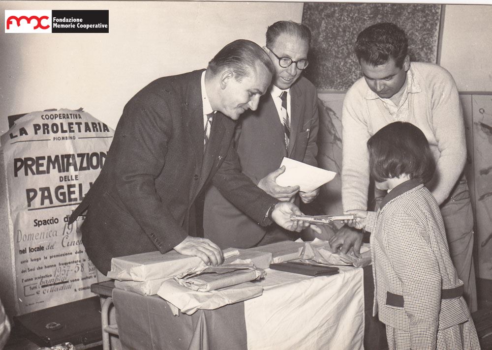 Foto 10. Premiazione delle pagelle per l'anno scolastico 1957-'58, della cooperativa La Proletaria