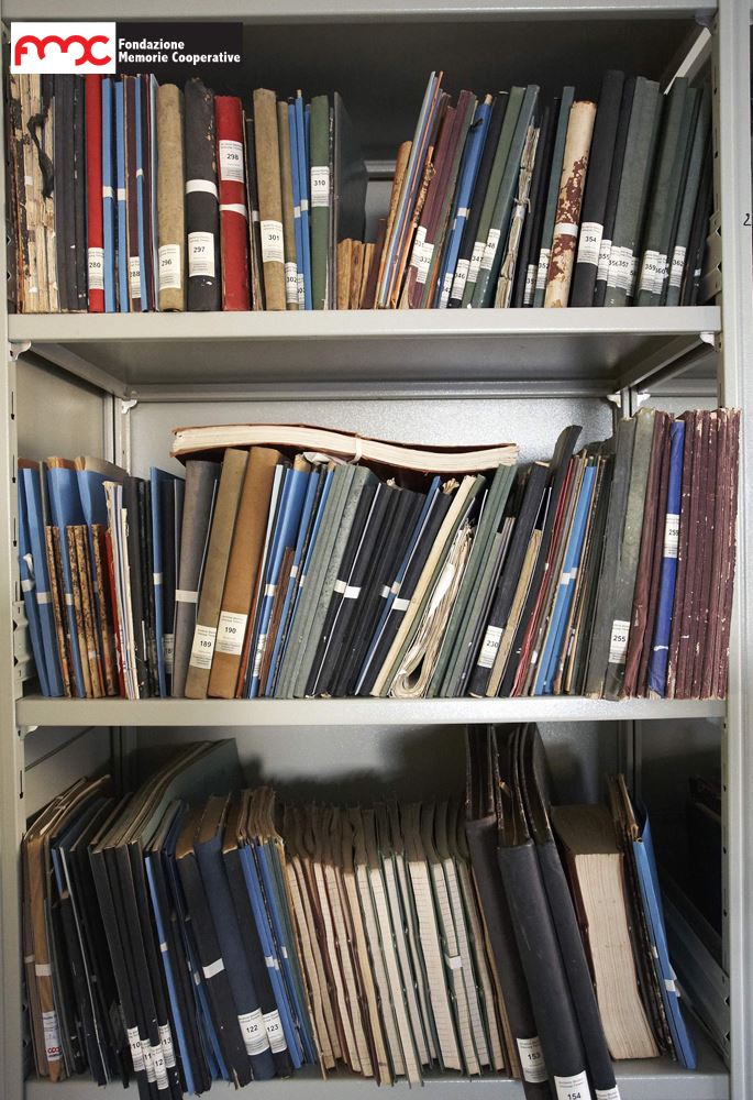 Foto 2. Ripiani di libri verbali dei consigli di amministrazione all'Archivio Storico Unicoop Tirreno