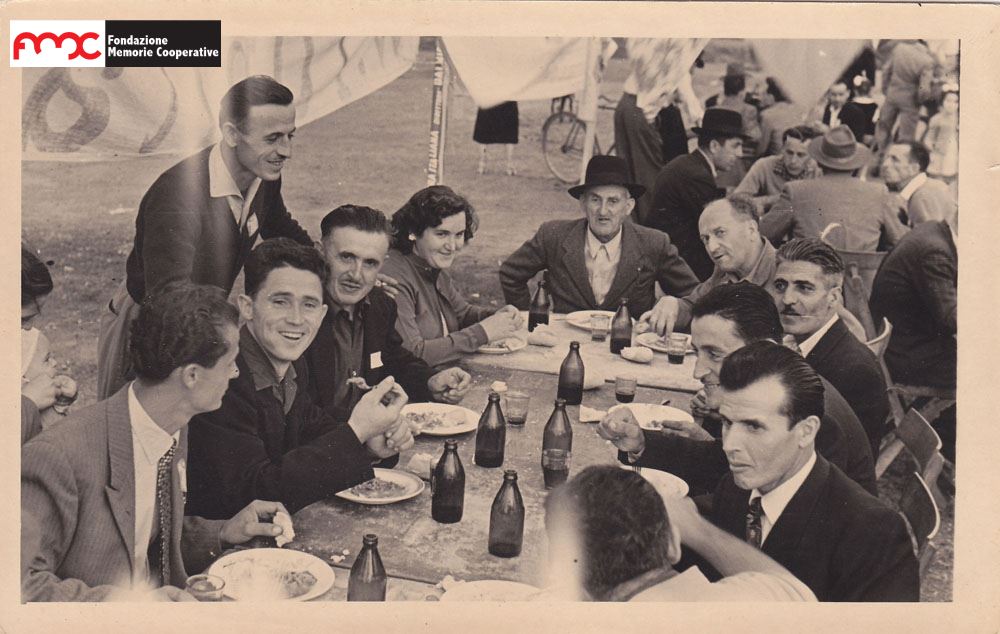 Foto 8. 1-¦ maggio 1961, pranzo all'aperto a Ribolla