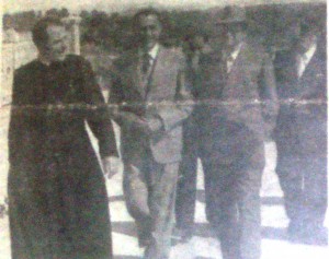Foto 3. Alcide De Gasperi in visita a Fertilia nel 1949, accompagnato da don Francesco Dapiran e dal Commissario governativo dell’Egas, Enzo Bartoli, in Ame.