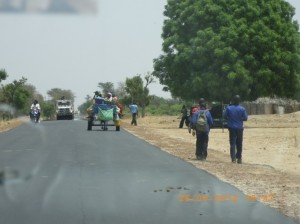 Foto 2. Ragazzi al ritorno da scuola sulla strada per N’Dangane, Senegal, Aprile 2012. Foto dell’autrice.