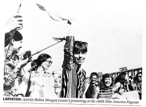 Fig. 1 L’attivista Robin Morgan (al centro) durante la protesta al concorso di Miss America (1968) Da “Newsweek”, nov. 19/2007 