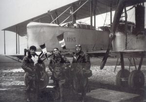 Ufficio Storico Aeronautica Militare, aviatori in posa davanti ad un bombardiere Caproni, 1917